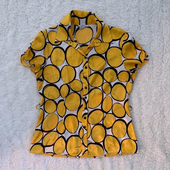 Dressbarn Circle Pattern Short Sleeve Buttondown - Picture 2 of 6